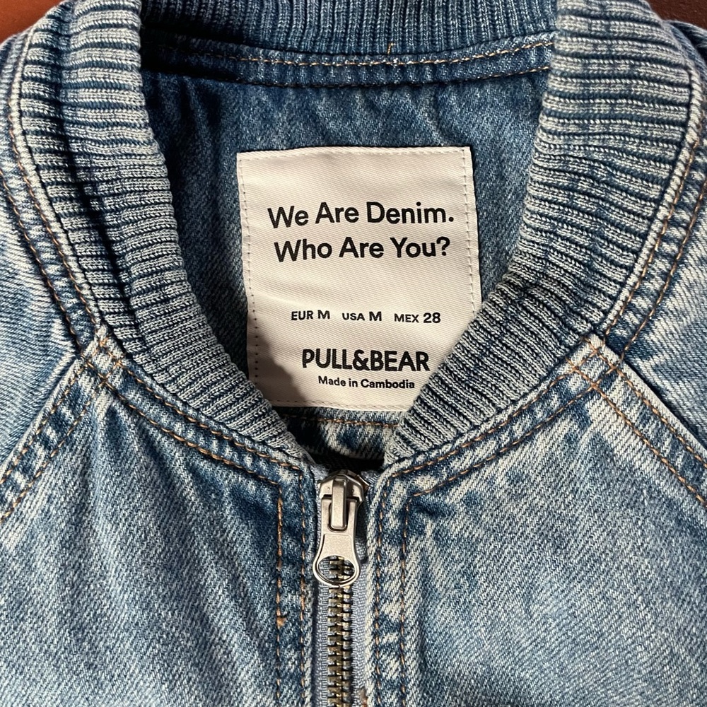 Pull And Bear Lightweight Cropped Denim Bomber Ja… - image 3